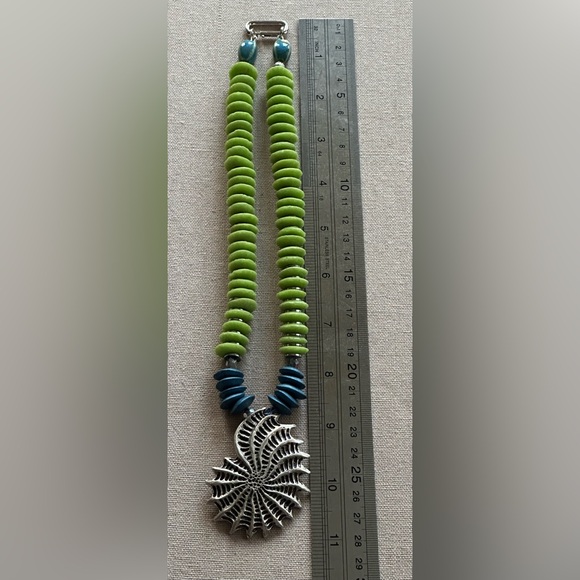 22 inch green and blue beachy necklace NWOT - Picture 15 of 15